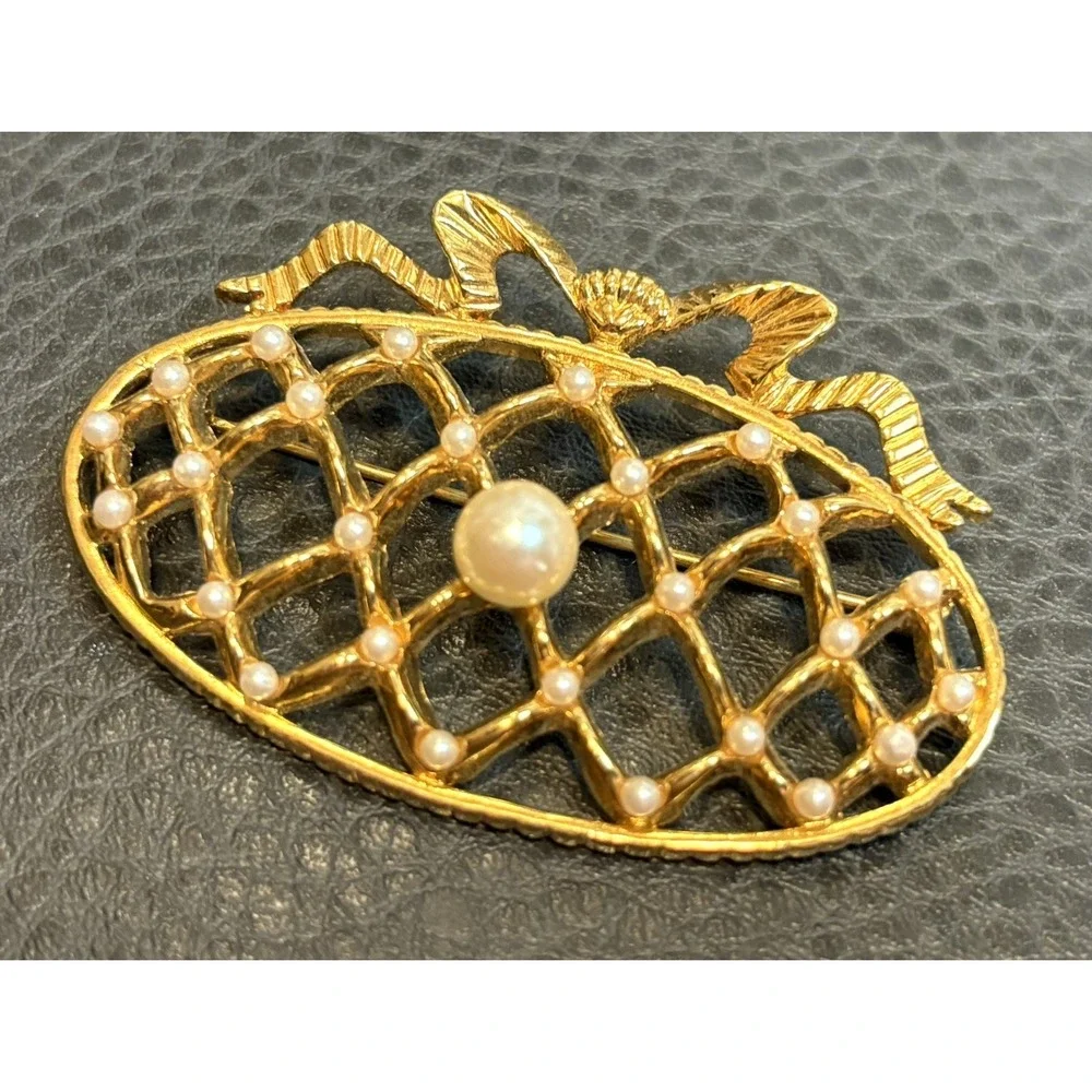 Vintage MONET Gold Tone Brooch Oval Ornament Bow Faux Pearl Christmas Holiday